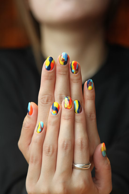 Manicura profesional durante la Semana de Belleza